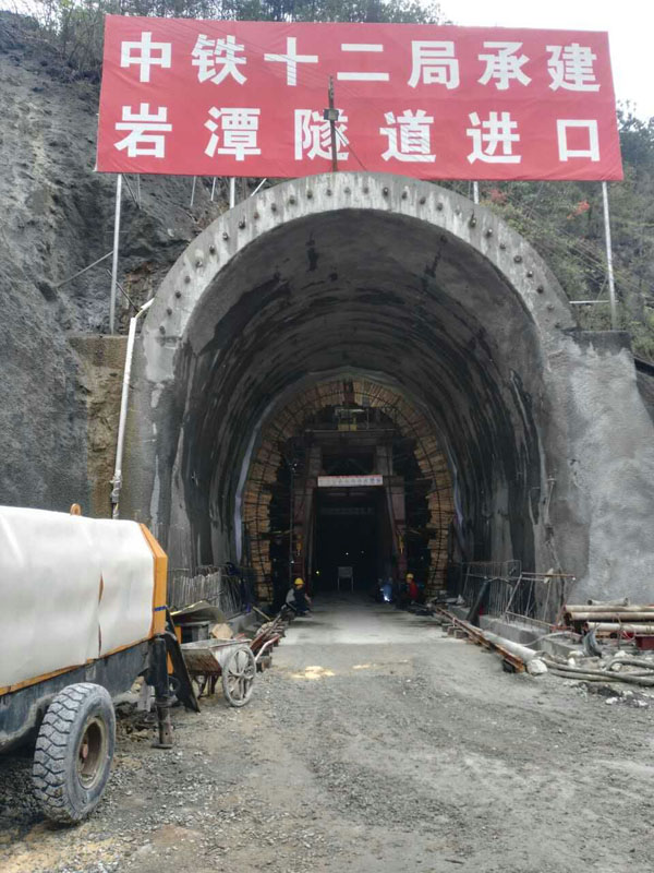 公司臺車，中鐵十二局巖潭鐵路隧道項目工地